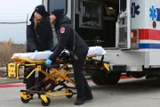 Chicago Fire Vergeltungsschlag - Retaliation Hit Staffel 1, Episode 21 Warten auf ihren Einsatz: Monica Raymund als Gabriela Dawson, Lauren German als Leslie Shay.