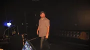 Ein Mann in einem Studio während der Nacht.
