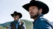 Lloyd Pierce (Forrie J. Smith, l.) und Ryan (Ian Bohen, r.)