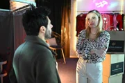 Matteo (Riccardo Angelini) versteht nicht, warum Isabelle (Ania Niedieck) ein Geheimnis aus ihrer Hilfe macht.