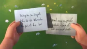 Heidi vergleicht zwei Hinweiszettel.