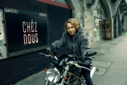 Blum (Anna Maria Mühe) parkt ihr Motorrad vor dem Club "Chez Nous".