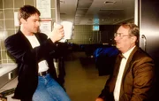 "Kommissar Rex", "Brudermord." Der Tote wird als Hans Tomek, ein junger erfolgreicher Banker, identifiziert. Doch bei den Nachforschungen stoßen sie auf eine Person, die zunächst glaubhaft vorgibt Hans Tomek zu sein. Im Bild (v.li.): Gedeon Burkhard (Alexander Brandtner), Gerhard Zemann (Dr. Graf).