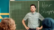 Selbstbewusst aber stets nach Vorschrift will der Lehrer Frank Stimpel (Phil Laude) ein Habibi der Klasse werden.