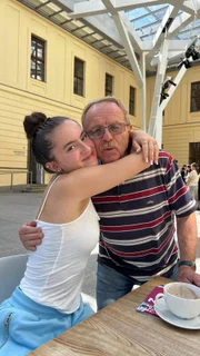 Laura (19) schätzt die Ratschläge und die Lebenserfahrung ihres Vaters Willy (81), auch wenn er sie mit seinen Eigenheiten herausfordert.