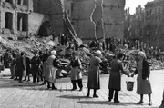 Trümmerfrauen helfen nach dem Krieg bei dem Wiederaufbau der Stadt. Trümmerfrauen helfen nach dem Krieg bei dem Wiederaufbau der Stadt.