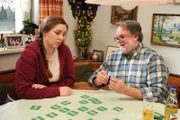 Sophia (Patricia Freund) spielt mit Stadlbauer (Andreas Geiss) das Spiel "Denk nach".
