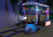Heute ist Spieletag und Jonathan, der Pinguin-Junge auf der Kiste, hat sich viele tolle Spiele für seine Freunde einfallen lassen. Zum Schluss sollen sie Limbo tanzen. Zacki steuert mit der Bahn die Limbostange. Frau Emily, die Elefanten-Dame, gibt sich alle Mühe zu gewinnen. Anni, das Pinguin-Mädchen, hofft auch auf den Sieg.