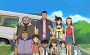 Als Conan (unten M.) und seine Freunde von Kogoro (hinten 2.v.l.) zu einem Urlaub auf der Pazifikinsel Komi-jima eingeladen werden, ahnen sie nicht, dass sie bald schon ein großes Abenteuer erleben werden ...