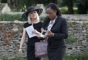Agatha Raisin (Ashley Jensen, l.) spricht mit Tracey Forrest (Elexi Walker, r.), einer Bekannten der Toten, und erfährt ganz neue Dinge über Amanda. Anscheinend war Amanda nicht ganz ehrlich, was ihre Vergangenheit betraf.
