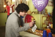 Axl (Charlie McDermott)