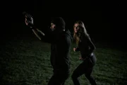 Antony Starr als Lucas Hood (l.), Ivana Milicevic als Carrie Hopewell