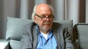 In „Die Akte Schimanski“ lassen uns die maßgeblich an der Erfindung und Erschaffung der Figur Horst Schimanski beteiligten Drehbuchautoren, Regisseur*innen, Kameramänner und Produzenten teilhaben an der Entwicklung und den ersten fünf Jahren des beim Publikum überaus beliebten Kommissars. Sie eröffnen uns bisher unbeleuchtete Perspektiven und geben uns einen intimen Zugang zu dem Phänomen Schimanski. - Regisseur Hajo Gies im Interview.