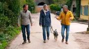 Hundecoach Andreas Ohligschläger (r) mit Halter Stefanie (M) sowie Jürgen und ihrem Hund Ronja.