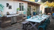 Hannahs und Patricks Garten ist voller Unkraut, wucherndem Bambus und Betonplatten. Sie nehmen Matt Blashaw mit nach Hause und lassen ihm freie Hand, dem Garten ein Makeover zu verpassen. Der Garten-Experte verwandelt den unbenutzten Schuppen in einen Party-Raum, entwirft eine Terrasse mit großem Holztisch und eine BBQ-Station. Der perfekte Garten für Sommerpartys mit Freunden!