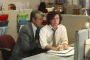 Jack Kershaw (Alan Ruck, l.); Axl (Charlie McDermott, r.)