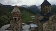 Burg Houska wurde im 13. Jahrhundert auf einer Anhöhe nahe Prag errichtet. Sie kam im Jahre 1939 in den Besitz der Nazis und wurde zur Lagerstätte der geraubten esoterischen Schriften.