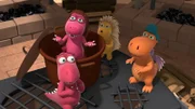 Kokosnuss und seine Freunde spielen Fangen. Kokosnuss, Oskar und Matilda wollen sich verstecken, doch Desiree hat bereits auf sie gewartet.