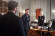 David (Arne Rudolf, l.) muss frustriert feststellen, dass Amelie (Lara-Isabelle Rentick, r.) sich nicht überzeugen lässt, Gregor (Wolfram Grandezka, M.) als Investor zu akzeptieren.