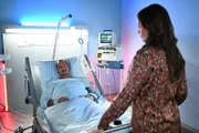 Jenny (Kaja Schmidt-Tychsen) vertraut sich mit einer weitreichenden Einsicht Richard (Silvan-Pierre Leirich) an.