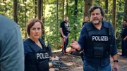 Die Kommissare müssen im Wald Tatverdächtige aufspüren: Eva Löbau als Franziska Tobler, Hans-Jochen Wagner als Friedemann Berg