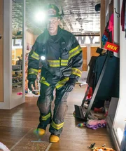Bobby Nash (Peter Krause)