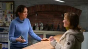 Die Nachbarin des Opfers, Brigitte Kleefeld (Jessica Kosmalla, r.) taucht überraschend im Polizeirevier auf. Hat sie Informationen für Kriminalkommissarin Karoline Joost (Nike Fuhrmann, l.), die zur Lösung des Falls beitragen könnten?