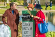 Agatha (Ashley Jensen, r.) und Roy (Mathew Horne, l.) treffen unter unerwarteten Umständen auf Mrs. Boogle (Marcia Warren, M.). Die Begegnung stellt sich jedoch als glücklicher Zufall heraus, denn Mrs. Boogle bringt Agatha auf eine heiße Spur.