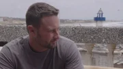 Corey versucht, nach einem Streit mit Evelin zu reden.