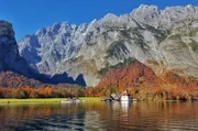 Die Wallfahrtskirche St. Bartholomä am Königssee: Im Herbst kleiden die umliegenden Bäume sich in ein farbenfrohes Laubkleid.