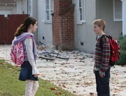 Hal kriegt mit, dass Dewey (Erik Per Sullivan, r.) ein M&auml;dchen (Vanessa Marano als Gina) aus seiner Schule toll findet und versucht ihm bei den ersten Ann&auml;herungsversuchen zu helfen, doch dabei macht er nat&uuml;rlich alles falsch, was ein Vater falsch machen kann ...