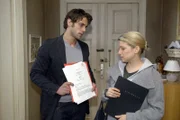 Jonas (Roy Peter Link, l.) bittet Anna (Jeanette Biedermann, r.), für und mit ihm zu arbeiten.