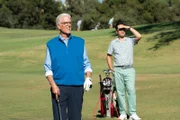 L-R: Mayor Neil Bremer (Ted Danson) und Tommy (Mike Cabellon)
