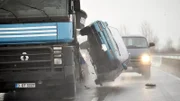 Als ein Van einer Verkehrskontrolle auf der Autobahn entgehen will, kommt es zu einer furiosen Verfolgungsjagd, bei der ein enormer Schaden entsteht...