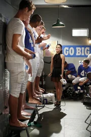 Als Zoe (Rachel Bilson, M.) das Football Team der High School ärztlich betreut, macht sie eine ernüchternde Entdeckung ...