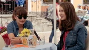 Sara (Lucia Luna, l.) und Mia (Margot Nuccetelli, r.) machen einen Ausflug in die Stadt.