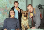 "Kommissar Rex", "Strahlen der Rache." Eine erfolgreiche Popsängerin, die gerade einen Nummer-Eins-Hit in den Charts hat, wird mit ihrem Auto in die Luft gesprengt. Die Polizei kann zunächst keine Ursache für die Explosion des Wagens finden. Erst als auf ähnliche Weise der Freund und Komponist der Sängerin zu Tode kommt, kommen Brandtner und Rex dem Täter auf die Spur. Er führt seine Morde mit Laserstrahlen durch, die er von einem kleinen, tragbaren Gerät abschießt. In die Enge getrieben, nimmt der Täter in einem Einkaufszentrum Geiseln und droht damit, den Laser einzusetzen. Brandtner entwickelt einen Plan, in dem Rex die entscheidende Rolle spielt.Im Bild (v.li.): Gedeon Burkhard (Alexander Brandtner), Heinz Weixelbraun (Christian Böck), Martin Weinek (Fritz Kunz).