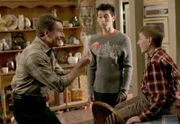Nachdem Hal's (Bryan Cranston, l.) Vater gestorben ist, den er nicht wirklich gut kannte, möchte er seinen Kindern (Justin Berfield, M. und Erik Per Sullivan, r.) ein besserer Vater sein und erlaubt ihnen alles ...