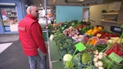 Mario Dolezal kennt den Markt und seine Händlerinnen und Händler wie kaum ein anderer. Als Marktaufseher sorgt er dafür, dass alles ordnungsgemäß abläuft und greift bei Problemen oder Verstößen konsequent ein. Trotz seiner verantwortungsvollen Aufgabe pflegt er ein vertrauensvolles Verhältnis zu den Verkäuferinnen und Verkäufern und schätzt die gute Zusammenarbeit.