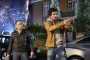 Semir (Erdogan Atalay, l.) und Ben (Tom Beck) hören aus dem Haus der Staatsanwältin einen panischen Schrei und ziehen ihre Waffen...