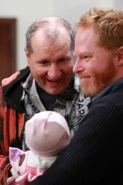 "Modern Family", "Schafe, schwarz und weiß." Manny hat auf dem Fußballplatz nur Augen für die hübsche Brenda. Er möchte ihr im Einkaufszentrum unbedingt seine Liebe gestehen. Jay hält das für keine gute Idee, schließlich ist Brenda mit ihren 16 Jahren deutlich älter als Manny. Gloria hingegen tut alles, um den jungen Romeo zu unterstützen. Claire ist unterdessen damit beschäftigt, junge Triebe im Keim zu ersticken. Ihre Tochter Haley hat nämlich zum ersten Mal einen Jungen mit nach Hause gebracht. Im Bild (v.li.): Ed O'Neill (Jay Pritchett), Jesse Tyler Ferguson (Mitchell Pritchett).