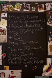 Die Chiemgauerin Veronika Lutz präsentiert Lieblingsschmankerl von Menschen aus ganz Bayern und interpretiert diese in der heimischen Küche. Ob bayerische und fränkische Klassiker oder Speisen aus der ganzen Welt: Die leidenschaftliche Köchin Vroni serviert ihre kulinarischen Kreationen auf Profi-Niveau, mit Raffinesse und mit alltagstauglichen Tipps und Tricks zum Nachmachen.; Die Zutatenliste für Forellenfilets auf Kürbis-Speck-Polenta.; Zutatenliste für die Kürbis-Polenta mit pochiertem Ei.