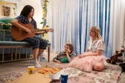 Lily (Mia Milnes, r.) hat ihre Freundinnen Kyra (Kimie Tsukakoshi, l.) und Imogen (Elizabeth Cullen, M.) zu einer Pyjama-Party zu sich nach Hause eingeladen. Die drei verbringen einen gemütlichen Abend. Sie ahnen nicht, was in der Nacht passieren wird.