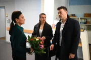 Simone (Tatjana Clasing, l.) muss tief getroffen erkennen, dass Richard sie auf allen Ebenen von sich stößt. In der Mitte Lucie (Julia Wiedemann), rechts Ben (Jörg Rohde)