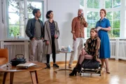 Pauline Hobrecht (Agnes Decker, 2.v.l.) und David Grünbaum (Omar El-Saeidi, l.) suchen Daniela Bach (Janina Isabell Batoly, r.) auf. Sie hat zusammen mit dem Toten eine Schönheitschirurgie betrieben. Die KommissarInnen treffen sie gerade bei ihrer privaten Botox-Party mit ihren Klienten Eddy Adler (Anthony Curtis Kirby, M.) und Mavie Nollendorf (Maike Jüttendonk, 2.v.r.).