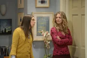 "The Big Bang Theory", "Sex auf der Waschmaschine?". Howard möchte seinen Junggesellenabschied völlig unspektakulär feiern. Deshalb ist nur ein einfaches Abendessen geplant. Nacheinander werden von den Jungs Reden gehalten. Und nachdem Raj schon ziemlich viel Alkohol getrunken hat, erzählt er so manch peinliche Geschichte aus Howards Leben. Doch zu allem Übel wird das ganze dann noch von Wil Wheaton gefilmt und sofort ins Internet gestellt. Im Bild (v.li.): Mayim Bialik (Amy), Kaley Cuoco (Penny).