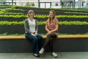 Prof. Anna-Lena Zietlow (l.) und Moderatorin Jasmina Neudeckerer (r.). Professorin Zietlow erforscht die Eltern-Kind-Bindung. Ihre Studien zeigen: Elternliebe kann man lernen.