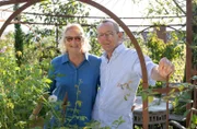 Die heutige Gartenreise führt in den mediterranen Garten von Petra Wichert und ihrer Familie im baden-württembergischen Sipplingen mit Blick auf den Bodensee. -  Petra und Hans Peter Wichert