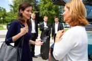 Nicole Sommer (Katrin Anne Heß, l.) und ihre Musikerkollegen (Komparsen) brauchen Hilfe, denn ihr Wagen ist nicht mehr fahrtüchtig. Ob Marie Hofer (Karin Thaler, r.) ihnen helfen kann?