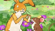 Der kleine braune Hase zeigt der kleinen Feldmaus den Marienkäfer, der bei ihm gelandet ist.